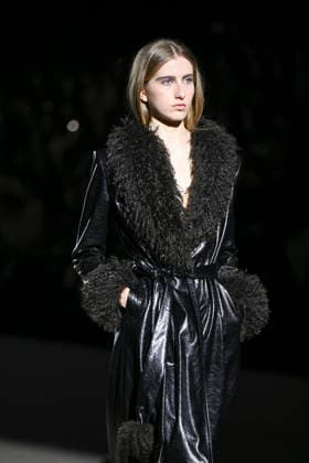 Menchen Tomas - Mercedes-Benz Fashion Week Madrid, Spain - 21 Mar 2026 A model walks the runway wearing a design by Menchen Tomas during Mercedes-Benz Fashion Week de Madrid in IFEMA. Madrid Spain Copyright: xAtilanoxGarciax xSOPAxImagesx photos09874