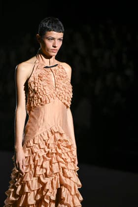 Menchen Tomas - Mercedes-Benz Fashion Week Madrid, Spain - 21 Mar 2026 A model walks the runway wearing a design by Menchen Tomas during Mercedes-Benz Fashion Week de Madrid in IFEMA. Madrid Spain Copyright: xAtilanoxGarciax xSOPAxImagesx photos09853