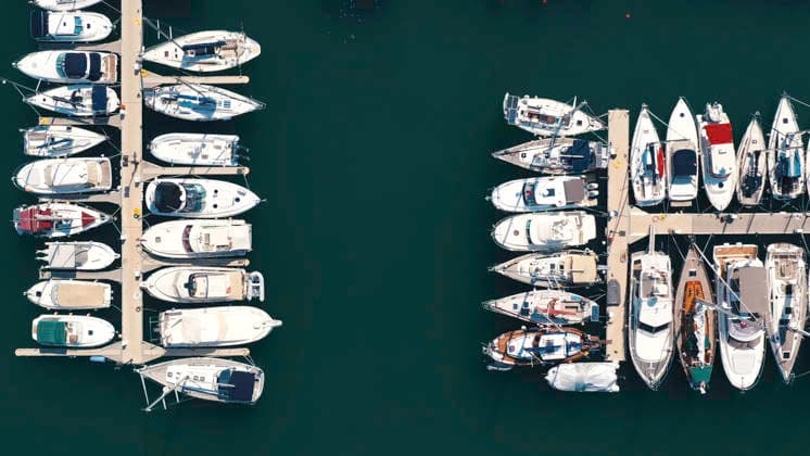Draufsicht auf Boote in Procida, Italien, die beliebteste Touristenattraktion am Strand. Aktion. Yachtparkplatz, Yacht und Segelboot liegen am Kai vor Anker. Top view of boats in Procida, Italy, the most popular tourist attractions on the beach. Yacht parking, yacht and sailboat is moored at the quay (License=RF) Copyright: xZoonar.com MziyaxKashakhix 24793420
