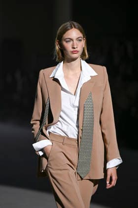 February 28, 2026, Madrid, Spain: A model walks the runway wearing a design by Menchen Tomas during Mercedes-Benz Fashion Week de Madrid in IFEMA. Madrid Spain - ZUMAs197 20260228_aaa_s197_2950 Copyright: xAtilanoxGarciax