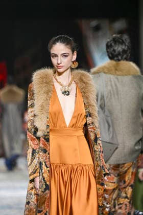 Lola Casademunt - Mercedes-Benz Fashion Week Madrid, Spain - 21 Mar 2026 A model walks the runway wearing a design by Lola Casademunt during Mercedes-Benz Fashion Week de Madrid in IFEMA. Madrid Spain Copyright: xAtilanoxGarciax xSOPAxImagesx photos10136