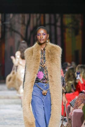 Lola Casademunt - Mercedes-Benz Fashion Week Madrid, Spain - 21 Mar 2026 A model walks the runway wearing a design by Lola Casademunt during Mercedes-Benz Fashion Week de Madrid in IFEMA. Madrid Spain Copyright: xAtilanoxGarciax xSOPAxImagesx photos10128