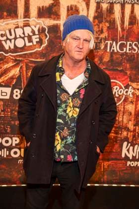 abb Detlev Buck Regisseur blaue Muetze zu Gast auf der Deutschland Premiere von Wir sind am Leben das Berlin Musical im Theater des Westens am Samstag 21.03.2026 Berlin Deutschland