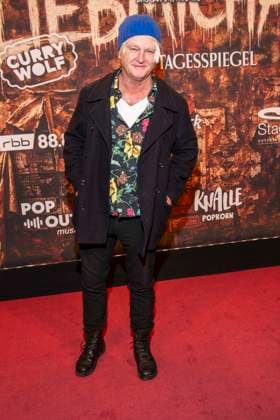abb Detlev Buck Regisseur blaue Muetze zu Gast auf der Deutschland Premiere von Wir sind am Leben das Berlin Musical im Theater des Westens am Samstag 21.03.2026 Berlin Deutschland