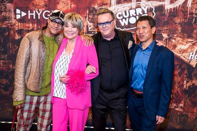 abb Francis Winter, Judy Winter, Lars Vestergaard von Laustsen und Gast zu Gast auf der Deutschland Premiere von Wir sind am Leben das Berlin Musical im Theater des Westens am Samstag 21.03.2026 Berlin Deutschland