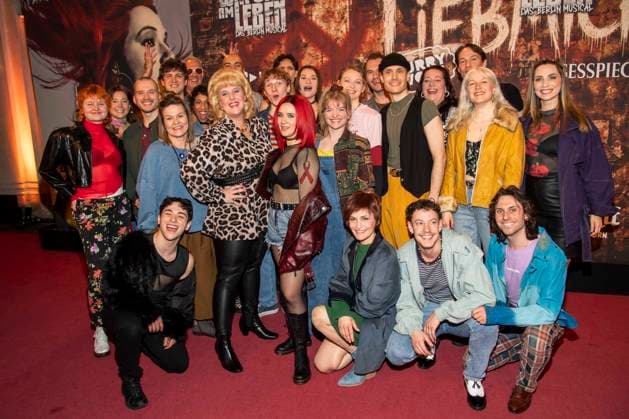 abb Cast Darsteller Gruppe auf der Deutschland Premiere von Wir sind am Leben das Berlin Musical im Theater des Westens am Samstag 21.03.2026 Berlin Deutschland