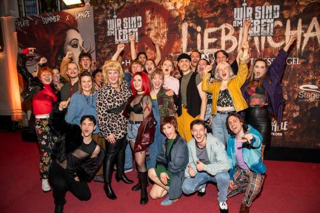 abb Cast Darsteller Gruppe auf der Deutschland Premiere von Wir sind am Leben das Berlin Musical im Theater des Westens am Samstag 21.03.2026 Berlin Deutschland