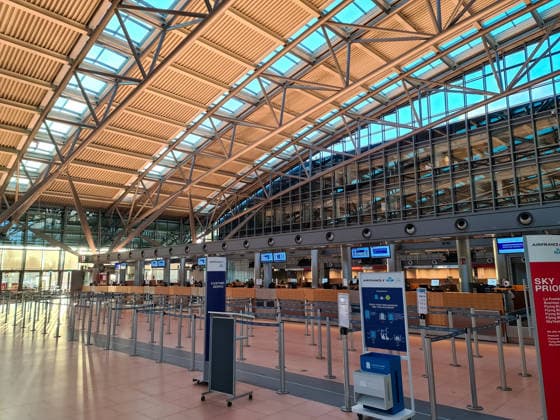 Hamburg, Germany - 05. March 2026: Leerer Check-in-Bereich des Flughafens mit Warteschlangen und Schildern für Air France und KLM *** Hamburg, Germany 05 March 2026 empty Check in Area of Airport with Queues and Signs for Air France and KLM 1127164445
