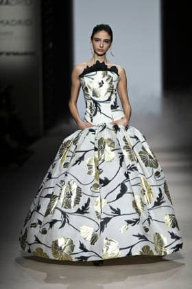 Yolancris - Mercedes-Benz Fashion Week Madrid, Spain - 21 Mar 2026 A model walks the runway wearing a design by Yolancris during Mercedes-Benz Fashion Week de Madrid in IFEMA. Madrid Spain Copyright: xAtilanoxGarciax xSOPAxImagesx photos10079