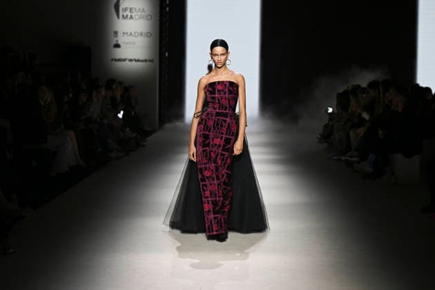 Yolancris - Mercedes-Benz Fashion Week Madrid, Spain - 21 Mar 2026 A model walks the runway wearing a design by Yolancris during Mercedes-Benz Fashion Week de Madrid in IFEMA. Madrid Spain Copyright: xAtilanoxGarciax xSOPAxImagesx photos10040
