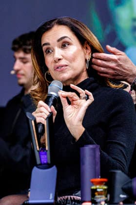 Jana Ina Zarrella auf der Top Hair Workshop Stage für Dyson bei der Beauty und Top Hair Messe Düsseldorf 2026 in der Messe Düsseldorf. Düsseldorf, 21.03.2026