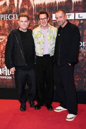 Peter Plate, Brix Schaumburg und Ulf Leo Sommer bei der Premiere des Musicals Wir sind am Leben - Das Berlin Musical im Theater des Westens. Berlin, 21.03.2026