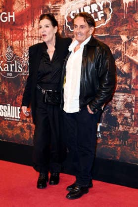 Katy Karrenbauer mit Gast bei der Premiere des Musicals Wir sind am Leben - Das Berlin Musical im Theater des Westens. Berlin, 21.03.2026