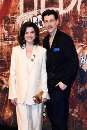 Maxine Kazis und Maximilian Gehrlinger bei der Premiere des Musicals Wir sind am Leben - Das Berlin Musical im Theater des Westens. Berlin, 21.03.2026