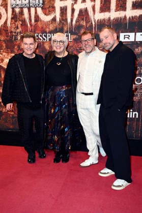 Peter Plate, Claudia Roth, Werner Graf und Ulf Leo Sommer bei der Premiere des Musicals Wir sind am Leben - Das Berlin Musical im Theater des Westens. Berlin, 21.03.2026