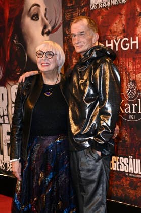 Claudia Roth und Georg Uecker bei der Premiere des Musicals Wir sind am Leben - Das Berlin Musical im Theater des Westens. Berlin, 21.03.2026