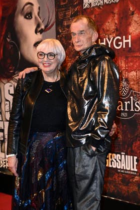 Claudia Roth und Georg Uecker bei der Premiere des Musicals Wir sind am Leben - Das Berlin Musical im Theater des Westens. Berlin, 21.03.2026
