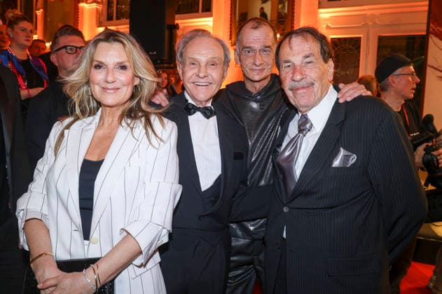 Kim Fisher, Georg Preusse, Georg Uecker und Jack Amsler bei der Premiere des Musicals Wir sind am Leben - Das Berlin Musical im Theater des Westens. Berlin, 21.03.2026
