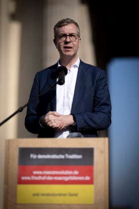 Gedenken 18. Maerz DEU, Deutschland, Germany, Berlin, 18.03.2026 Rede von Stefan Evers , Bürgermeister und Senator für Finanzen in Berlin am Platz des 18. Maerz auf der Kundgebung zum Gedenken an die Opfer der Maerzrevolution am 18 . März 1848 unter dem Motto Heraus zum 18. März vor dem Brandenburger Tor am Pariser Platz Berlin Deutschland Gedenktag Märzrevolution März en: Speech by Stefan Evers, Mayor and Senator for Finance in Berlin at the Platz of the 18 März to commemorate the victims of the March Revolution on 18 March 1848 in front of the Brandenburg Gate at Pariser Platz in Berlin Germany *** Gedenken 18 Maerz DEU, Deutschland, Germany, Berlin, 18 03 2026 Speech by Stefan Evers , Mayor and Senator for Finance in Berlin at