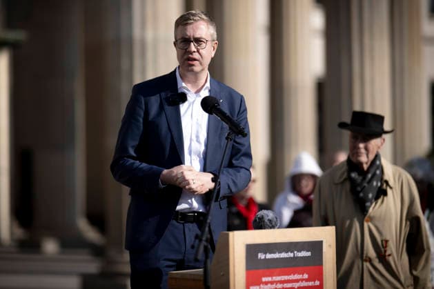 Gedenken 18. Maerz DEU, Deutschland, Germany, Berlin, 18.03.2026 Rede von Stefan Evers , Bürgermeister und Senator für Finanzen in Berlin am Platz des 18. Maerz auf der Kundgebung zum Gedenken an die Opfer der Maerzrevolution am 18 . März 1848 unter dem Motto Heraus zum 18. März vor dem Brandenburger Tor am Pariser Platz Berlin Deutschland Gedenktag Märzrevolution März en: Speech by Stefan Evers, Mayor and Senator for Finance in Berlin at the Platz of the 18 März to commemorate the victims of the March Revolution on 18 March 1848 in front of the Brandenburg Gate at Pariser Platz in Berlin Germany *** Gedenken 18 Maerz DEU, Deutschland, Germany, Berlin, 18 03 2026 Speech by Stefan Evers , Mayor and Senator for Finance in Berlin at