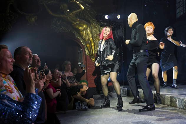 Das Ensemble beim Schlussapplaus bei der Premiere des Musicals Wir sind am Leben - Das Berlin Musical im Theater des Westens. Berlin, 21.03.2026