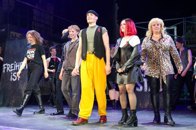 Das Ensemble beim Schlussapplaus bei der Premiere des Musicals Wir sind am Leben - Das Berlin Musical im Theater des Westens. Berlin, 21.03.2026