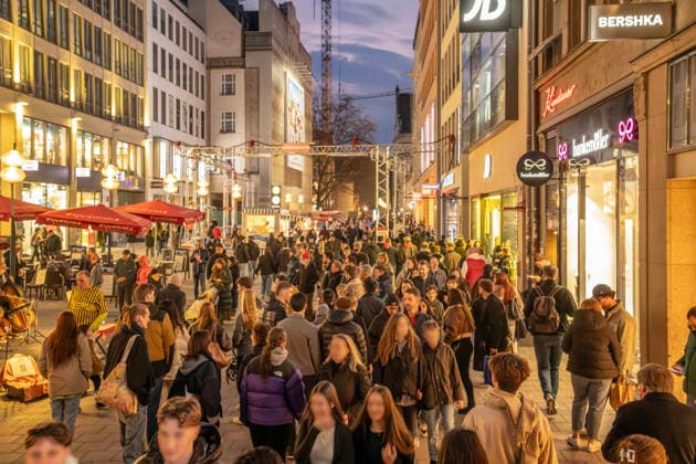 Shopping in der Kaufingerstraße, die Schaufenster leuchten in der Dunkelheit, Samstagabend um 19 Uhr, München, 21. März 2026 Deutschland, München, März 2026, viele Münchner und Münchnerinnen beim Shopping in der Kaufingerstraße, die Schaufenster leuchten in der Dämmerung, Samstagabend um kurz vor 19 Uhr, Einkaufsbummel in der Fußgängerzone, Dunkelheit, Wirtschaft, Einzelhandel, Wirtschaft, Frühling, Bayern, *** Shopping in Kaufingerstraße, the shop windows light up in the darkness, Saturday evening at 7 pm, Munich, March 21, 2026 Germany, Munich, March 2026, many Munich residents shopping in Kaufingerstraße, the shop windows light up in the twilight, Saturday evening shortly before 7 pm, shopping spree in the pedestrian zone, da
