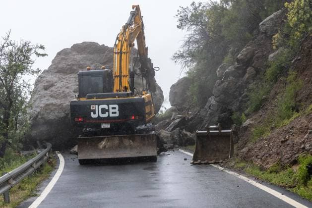 The storm Therese keeps this Sunday the Canary Islands in yellow warning Works to reopen the road between Tejeda and Ayacata after the fall of a huge stone, in the Cumbre de Gran Canaria, on March 21, 2026, in Gran Canaria, Canary Islands Spain The storm Therese again affects especially the Canary Islands this Sunday, to which threatens with the possibility of storm and hail and that are in yellow warning The entire Canary archipelago will be in warning for rainfall that may reach between 15 and 40 liters per square meter and will mainly affect peaks and midlands of the south and west, as well as by maximum wind gusts between 51 and 80 km h 22 MARCH 2026 RAIN THERESE BORRASCA VIENTO INCLEMENCIAS ISLA Europa Press Canary Islands 22 03 2026  Copyright: xEuropaxPressxCanariasx 7386635