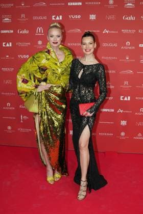 Spa Award 2026. Franziska Knuppe mit Begleitung auf dem Roten Teppich bei der Spa Awards Gala im Kurhaus Baden-Baden am 21.03.2026. Baden-Baden Kurhaus Baden-Württemberg