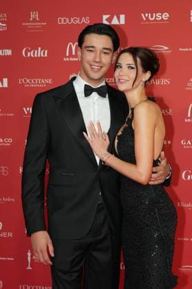 Spa Award 2026. San Diego Pooth und Louisa Büscher auf dem Roten Teppich bei der Spa Awards Gala im Kurhaus Baden-Baden am 21.03.2026. Baden-Baden Kurhaus Baden-Württemberg