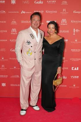 Spa Award 2026. Sascha Röntgen - Schmitz mit Ehefrau Julia Röntgen auf dem Roten Teppich bei der Spa Awards Gala im Kurhaus Baden-Baden am 21.03.2026. Baden-Baden Kurhaus Baden-Württemberg