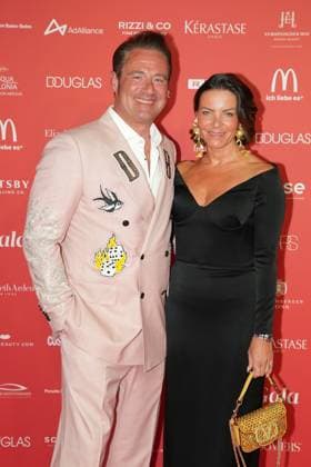 Spa Award 2026. Sascha Röntgen - Schmitz mit Ehefrau Julia Röntgen auf dem Roten Teppich bei der Spa Awards Gala im Kurhaus Baden-Baden am 21.03.2026. Baden-Baden Kurhaus Baden-Württemberg