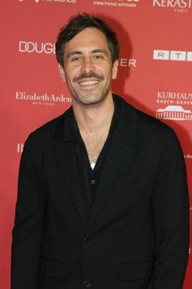Spa Award 2026. Max Giesinger auf dem Roten Teppich bei der Spa Awards Gala im Kurhaus Baden-Baden am 21.03.2026. Baden-Baden Kurhaus Baden-Württemberg