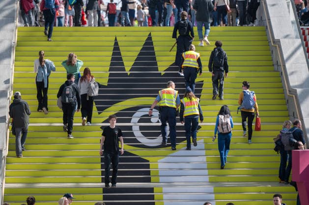 Leipzig - Volle Hallen zum letzten Messetag: Abschluss auf der Leipziger Buchmesse 22.03.2026¨Leipzig, Messe-Allee (Leipziger Messe) im Foto: Polizei-Streife zu Fuß auf der Leipziger Buchmesse¨¨Am Sonntag hat die Leipziger Buchmesse noch einmal zahlreiche Besucher auf das Messegelände gelockt und einen lebendigen Abschluss des diesjährigen Events geboten. Besonders Familien, Literaturfans und Cosplay-Begeisterte nutzten den letzten Messetag, um durch die Hallen zu schlendern, Neuerscheinungen zu entdecken und Autorinnen und Autoren hautnah zu erleben. Neben gut besuchten Lesungen und Signierstunden stand vor allem der Austausch im Mittelpunkt: Gespräche über aktuelle gesellschaftliche Themen, neue Buchtrends und die Zukunft der Copyright: xEHLxMedia Erik-HolmxLanghofx 20260322_buchmesse-leipzig-sonntag_2