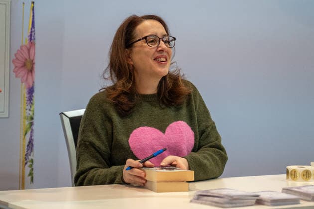 Leipzig - Volle Hallen zum letzten Messetag: Abschluss auf der Leipziger Buchmesse 22.03.2026¨Leipzig, Messe-Allee (Leipziger Messe) im Foto:¨¨Am Sonntag hat die Leipziger Buchmesse noch einmal zahlreiche Besucher auf das Messegelände gelockt und einen lebendigen Abschluss des diesjährigen Events geboten. Besonders Familien, Literaturfans und Cosplay-Begeisterte nutzten den letzten Messetag, um durch die Hallen zu schlendern, Neuerscheinungen zu entdecken und Autorinnen und Autoren hautnah zu erleben. Neben gut besuchten Lesungen und Signierstunden stand vor allem der Austausch im Mittelpunkt: Gespräche über aktuelle gesellschaftliche Themen, neue Buchtrends und die Zukunft der Branche prägten das Geschehen. Auch die parallel sta Copyright: xEHLxMedia Erik-HolmxLanghofx 20260322_buchmesse-leipzig-sonntag_17