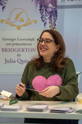 Leipzig - Volle Hallen zum letzten Messetag: Abschluss auf der Leipziger Buchmesse 22.03.2026¨Leipzig, Messe-Allee (Leipziger Messe) im Foto:¨¨Am Sonntag hat die Leipziger Buchmesse noch einmal zahlreiche Besucher auf das Messegelände gelockt und einen lebendigen Abschluss des diesjährigen Events geboten. Besonders Familien, Literaturfans und Cosplay-Begeisterte nutzten den letzten Messetag, um durch die Hallen zu schlendern, Neuerscheinungen zu entdecken und Autorinnen und Autoren hautnah zu erleben. Neben gut besuchten Lesungen und Signierstunden stand vor allem der Austausch im Mittelpunkt: Gespräche über aktuelle gesellschaftliche Themen, neue Buchtrends und die Zukunft der Branche prägten das Geschehen. Auch die parallel sta Copyright: xEHLxMedia Erik-HolmxLanghofx 20260322_buchmesse-leipzig-sonntag_18