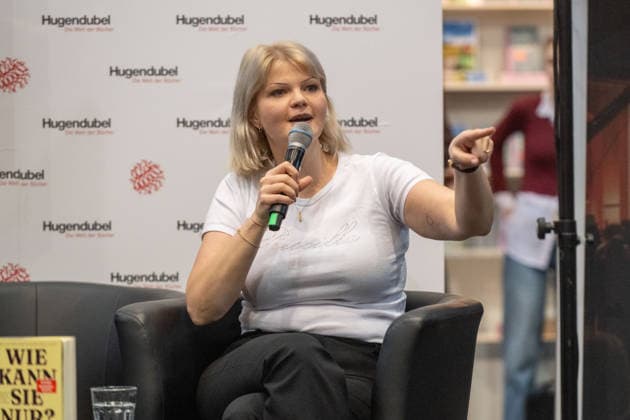 Leipzig - Volle Hallen zum letzten Messetag: Abschluss auf der Leipziger Buchmesse 22.03.2026¨Leipzig, Messe-Allee (Leipziger Messe) im Foto: Sophie Passmann, Autorin¨¨Am Sonntag hat die Leipziger Buchmesse noch einmal zahlreiche Besucher auf das Messegelände gelockt und einen lebendigen Abschluss des diesjährigen Events geboten. Besonders Familien, Literaturfans und Cosplay-Begeisterte nutzten den letzten Messetag, um durch die Hallen zu schlendern, Neuerscheinungen zu entdecken und Autorinnen und Autoren hautnah zu erleben. Neben gut besuchten Lesungen und Signierstunden stand vor allem der Austausch im Mittelpunkt: Gespräche über aktuelle gesellschaftliche Themen, neue Buchtrends und die Zukunft der Branche prägten das Gescheh Copyright: xEHLxMedia Erik-HolmxLanghofx 20260322_buchmesse-leipzig-sonntag_12