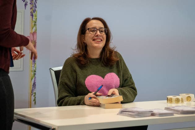 Leipzig - Volle Hallen zum letzten Messetag: Abschluss auf der Leipziger Buchmesse 22.03.2026¨Leipzig, Messe-Allee (Leipziger Messe) im Foto:¨¨Am Sonntag hat die Leipziger Buchmesse noch einmal zahlreiche Besucher auf das Messegelände gelockt und einen lebendigen Abschluss des diesjährigen Events geboten. Besonders Familien, Literaturfans und Cosplay-Begeisterte nutzten den letzten Messetag, um durch die Hallen zu schlendern, Neuerscheinungen zu entdecken und Autorinnen und Autoren hautnah zu erleben. Neben gut besuchten Lesungen und Signierstunden stand vor allem der Austausch im Mittelpunkt: Gespräche über aktuelle gesellschaftliche Themen, neue Buchtrends und die Zukunft der Branche prägten das Geschehen. Auch die parallel sta Copyright: xEHLxMedia Erik-HolmxLanghofx 20260322_buchmesse-leipzig-sonntag_16