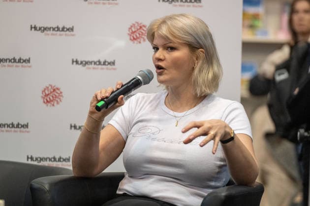Leipzig - Volle Hallen zum letzten Messetag: Abschluss auf der Leipziger Buchmesse 22.03.2026¨Leipzig, Messe-Allee (Leipziger Messe) im Foto: Sophie Passmann, Autorin¨¨Am Sonntag hat die Leipziger Buchmesse noch einmal zahlreiche Besucher auf das Messegelände gelockt und einen lebendigen Abschluss des diesjährigen Events geboten. Besonders Familien, Literaturfans und Cosplay-Begeisterte nutzten den letzten Messetag, um durch die Hallen zu schlendern, Neuerscheinungen zu entdecken und Autorinnen und Autoren hautnah zu erleben. Neben gut besuchten Lesungen und Signierstunden stand vor allem der Austausch im Mittelpunkt: Gespräche über aktuelle gesellschaftliche Themen, neue Buchtrends und die Zukunft der Branche prägten das Gescheh Copyright: xEHLxMedia Erik-HolmxLanghofx 20260322_buchmesse-leipzig-sonntag_4