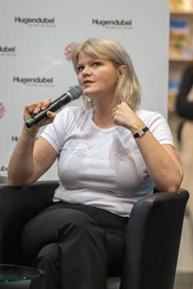 Leipzig - Volle Hallen zum letzten Messetag: Abschluss auf der Leipziger Buchmesse 22.03.2026¨Leipzig, Messe-Allee (Leipziger Messe) im Foto: Sophie Passmann, Autorin¨¨Am Sonntag hat die Leipziger Buchmesse noch einmal zahlreiche Besucher auf das Messegelände gelockt und einen lebendigen Abschluss des diesjährigen Events geboten. Besonders Familien, Literaturfans und Cosplay-Begeisterte nutzten den letzten Messetag, um durch die Hallen zu schlendern, Neuerscheinungen zu entdecken und Autorinnen und Autoren hautnah zu erleben. Neben gut besuchten Lesungen und Signierstunden stand vor allem der Austausch im Mittelpunkt: Gespräche über aktuelle gesellschaftliche Themen, neue Buchtrends und die Zukunft der Branche prägten das Gescheh Copyright: xEHLxMedia Erik-HolmxLanghofx 20260322_buchmesse-leipzig-sonntag_5