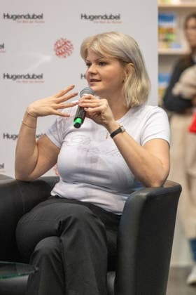 Leipzig - Volle Hallen zum letzten Messetag: Abschluss auf der Leipziger Buchmesse 22.03.2026¨Leipzig, Messe-Allee (Leipziger Messe) im Foto: Sophie Passmann, Autorin¨¨Am Sonntag hat die Leipziger Buchmesse noch einmal zahlreiche Besucher auf das Messegelände gelockt und einen lebendigen Abschluss des diesjährigen Events geboten. Besonders Familien, Literaturfans und Cosplay-Begeisterte nutzten den letzten Messetag, um durch die Hallen zu schlendern, Neuerscheinungen zu entdecken und Autorinnen und Autoren hautnah zu erleben. Neben gut besuchten Lesungen und Signierstunden stand vor allem der Austausch im Mittelpunkt: Gespräche über aktuelle gesellschaftliche Themen, neue Buchtrends und die Zukunft der Branche prägten das Gescheh Copyright: xEHLxMedia Erik-HolmxLanghofx 20260322_buchmesse-leipzig-sonntag_6