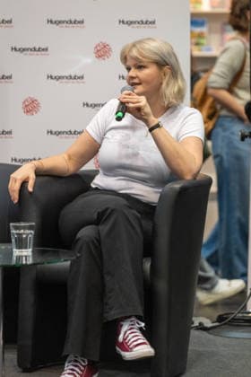 Leipzig - Volle Hallen zum letzten Messetag: Abschluss auf der Leipziger Buchmesse 22.03.2026¨Leipzig, Messe-Allee (Leipziger Messe) im Foto: Sophie Passmann, Autorin¨¨Am Sonntag hat die Leipziger Buchmesse noch einmal zahlreiche Besucher auf das Messegelände gelockt und einen lebendigen Abschluss des diesjährigen Events geboten. Besonders Familien, Literaturfans und Cosplay-Begeisterte nutzten den letzten Messetag, um durch die Hallen zu schlendern, Neuerscheinungen zu entdecken und Autorinnen und Autoren hautnah zu erleben. Neben gut besuchten Lesungen und Signierstunden stand vor allem der Austausch im Mittelpunkt: Gespräche über aktuelle gesellschaftliche Themen, neue Buchtrends und die Zukunft der Branche prägten das Gescheh Copyright: xEHLxMedia Erik-HolmxLanghofx 20260322_buchmesse-leipzig-sonntag_7