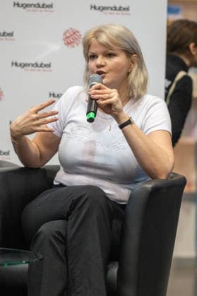 Leipzig - Volle Hallen zum letzten Messetag: Abschluss auf der Leipziger Buchmesse 22.03.2026¨Leipzig, Messe-Allee (Leipziger Messe) im Foto: Sophie Passmann, Autorin¨¨Am Sonntag hat die Leipziger Buchmesse noch einmal zahlreiche Besucher auf das Messegelände gelockt und einen lebendigen Abschluss des diesjährigen Events geboten. Besonders Familien, Literaturfans und Cosplay-Begeisterte nutzten den letzten Messetag, um durch die Hallen zu schlendern, Neuerscheinungen zu entdecken und Autorinnen und Autoren hautnah zu erleben. Neben gut besuchten Lesungen und Signierstunden stand vor allem der Austausch im Mittelpunkt: Gespräche über aktuelle gesellschaftliche Themen, neue Buchtrends und die Zukunft der Branche prägten das Gescheh Copyright: xEHLxMedia Erik-HolmxLanghofx 20260322_buchmesse-leipzig-sonntag_9