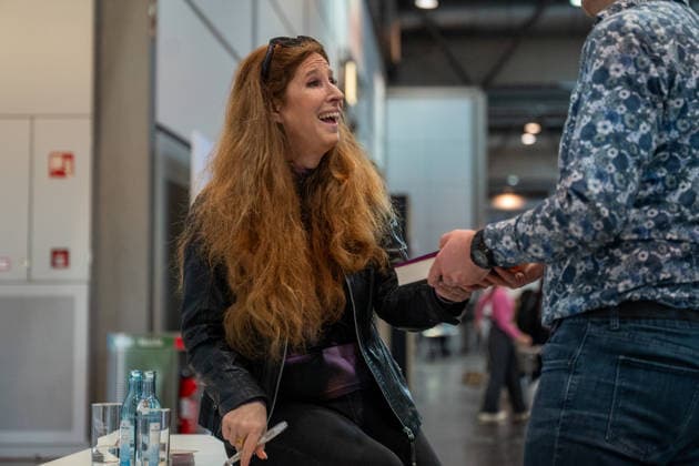 Leipzig - Volle Hallen zum letzten Messetag: Abschluss auf der Leipziger Buchmesse 22.03.2026¨Leipzig, Messe-Allee (Leipziger Messe) im Foto:¨¨Am Sonntag hat die Leipziger Buchmesse noch einmal zahlreiche Besucher auf das Messegelände gelockt und einen lebendigen Abschluss des diesjährigen Events geboten. Besonders Familien, Literaturfans und Cosplay-Begeisterte nutzten den letzten Messetag, um durch die Hallen zu schlendern, Neuerscheinungen zu entdecken und Autorinnen und Autoren hautnah zu erleben. Neben gut besuchten Lesungen und Signierstunden stand vor allem der Austausch im Mittelpunkt: Gespräche über aktuelle gesellschaftliche Themen, neue Buchtrends und die Zukunft der Branche prägten das Geschehen. Auch die parallel sta Copyright: xEHLxMedia Erik-HolmxLanghofx 20260322_buchmesse-leipzig-sonntag_22