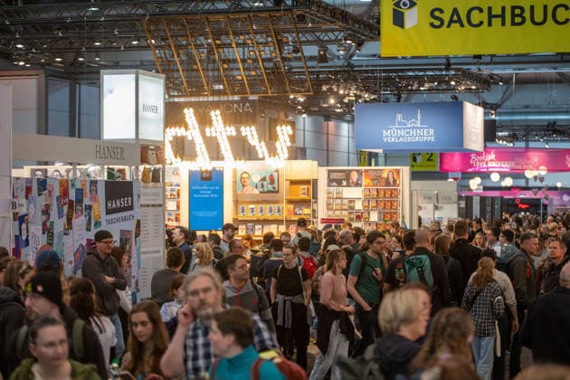 Leipzig - Volle Hallen zum letzten Messetag: Abschluss auf der Leipziger Buchmesse 22.03.2026¨Leipzig, Messe-Allee (Leipziger Messe) im Foto: Impressionen Leipziger Buchmesse¨¨Am Sonntag hat die Leipziger Buchmesse noch einmal zahlreiche Besucher auf das Messegelände gelockt und einen lebendigen Abschluss des diesjährigen Events geboten. Besonders Familien, Literaturfans und Cosplay-Begeisterte nutzten den letzten Messetag, um durch die Hallen zu schlendern, Neuerscheinungen zu entdecken und Autorinnen und Autoren hautnah zu erleben. Neben gut besuchten Lesungen und Signierstunden stand vor allem der Austausch im Mittelpunkt: Gespräche über aktuelle gesellschaftliche Themen, neue Buchtrends und die Zukunft der Branche prägten da Copyright: xEHLxMedia Erik-HolmxLanghofx 20260322_buchmesse-leipzig-sonntag_26