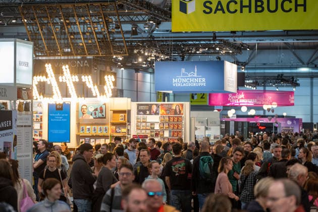 Leipzig - Volle Hallen zum letzten Messetag: Abschluss auf der Leipziger Buchmesse 22.03.2026¨Leipzig, Messe-Allee (Leipziger Messe) im Foto: Impressionen Leipziger Buchmesse¨¨Am Sonntag hat die Leipziger Buchmesse noch einmal zahlreiche Besucher auf das Messegelände gelockt und einen lebendigen Abschluss des diesjährigen Events geboten. Besonders Familien, Literaturfans und Cosplay-Begeisterte nutzten den letzten Messetag, um durch die Hallen zu schlendern, Neuerscheinungen zu entdecken und Autorinnen und Autoren hautnah zu erleben. Neben gut besuchten Lesungen und Signierstunden stand vor allem der Austausch im Mittelpunkt: Gespräche über aktuelle gesellschaftliche Themen, neue Buchtrends und die Zukunft der Branche prägten da Copyright: xEHLxMedia Erik-HolmxLanghofx 20260322_buchmesse-leipzig-sonntag_27