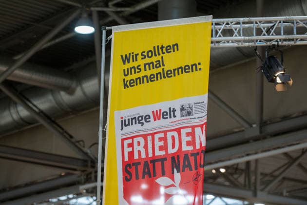 Leipzig - Volle Hallen zum letzten Messetag: Abschluss auf der Leipziger Buchmesse 22.03.2026¨Leipzig, Messe-Allee (Leipziger Messe) im Foto: Stand der Zeitung junge Welt ¨Am Sonntag hat die Leipziger Buchmesse noch einmal zahlreiche Besucher auf das Messegelände gelockt und einen lebendigen Abschluss des diesjährigen Events geboten. Besonders Familien, Literaturfans und Cosplay-Begeisterte nutzten den letzten Messetag, um durch die Hallen zu schlendern, Neuerscheinungen zu entdecken und Autorinnen und Autoren hautnah zu erleben. Neben gut besuchten Lesungen und Signierstunden stand vor allem der Austausch im Mittelpunkt: Gespräche über aktuelle gesellschaftliche Themen, neue Buchtrends und die Zukunft der Branche prägten das Ges Copyright: xEHLxMedia Erik-HolmxLanghofx 20260322_buchmesse-leipzig-sonntag_30