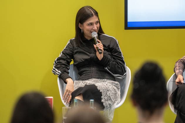 Entertainment Bilder des Tages Leipzig - Volle Hallen zum letzten Messetag: Abschluss auf der Leipziger Buchmesse 22.03.2026¨Leipzig, Messe-Allee (Leipziger Messe) im Foto: Miriam Davoudvandi, Autorin ¨Am Sonntag hat die Leipziger Buchmesse noch einmal zahlreiche Besucher auf das Messegelände gelockt und einen lebendigen Abschluss des diesjährigen Events geboten. Besonders Familien, Literaturfans und Cosplay-Begeisterte nutzten den letzten Messetag, um durch die Hallen zu schlendern, Neuerscheinungen zu entdecken und Autorinnen und Autoren hautnah zu erleben. Neben gut besuchten Lesungen und Signierstunden stand vor allem der Austausch im Mittelpunkt: Gespräche über aktuelle gesellschaftliche Themen, neue Buchtrends und die Zukunft der Branche prägten das Gesch Copyright: xEHLxMedia Erik-HolmxLanghofx 20260322_buchmesse-leipzig-sonntag_33