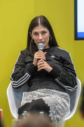 Leipzig - Volle Hallen zum letzten Messetag: Abschluss auf der Leipziger Buchmesse 22.03.2026¨Leipzig, Messe-Allee (Leipziger Messe) im Foto: Miriam Davoudvandi, Autorin ¨Am Sonntag hat die Leipziger Buchmesse noch einmal zahlreiche Besucher auf das Messegelände gelockt und einen lebendigen Abschluss des diesjährigen Events geboten. Besonders Familien, Literaturfans und Cosplay-Begeisterte nutzten den letzten Messetag, um durch die Hallen zu schlendern, Neuerscheinungen zu entdecken und Autorinnen und Autoren hautnah zu erleben. Neben gut besuchten Lesungen und Signierstunden stand vor allem der Austausch im Mittelpunkt: Gespräche über aktuelle gesellschaftliche Themen, neue Buchtrends und die Zukunft der Branche prägten das Gesch Copyright: xEHLxMedia Erik-HolmxLanghofx 20260322_buchmesse-leipzig-sonntag_34