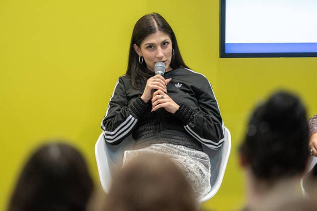 Leipzig - Volle Hallen zum letzten Messetag: Abschluss auf der Leipziger Buchmesse 22.03.2026¨Leipzig, Messe-Allee (Leipziger Messe) im Foto: Miriam Davoudvandi, Autorin ¨Am Sonntag hat die Leipziger Buchmesse noch einmal zahlreiche Besucher auf das Messegelände gelockt und einen lebendigen Abschluss des diesjährigen Events geboten. Besonders Familien, Literaturfans und Cosplay-Begeisterte nutzten den letzten Messetag, um durch die Hallen zu schlendern, Neuerscheinungen zu entdecken und Autorinnen und Autoren hautnah zu erleben. Neben gut besuchten Lesungen und Signierstunden stand vor allem der Austausch im Mittelpunkt: Gespräche über aktuelle gesellschaftliche Themen, neue Buchtrends und die Zukunft der Branche prägten das Gesch Copyright: xEHLxMedia Erik-HolmxLanghofx 20260322_buchmesse-leipzig-sonntag_35